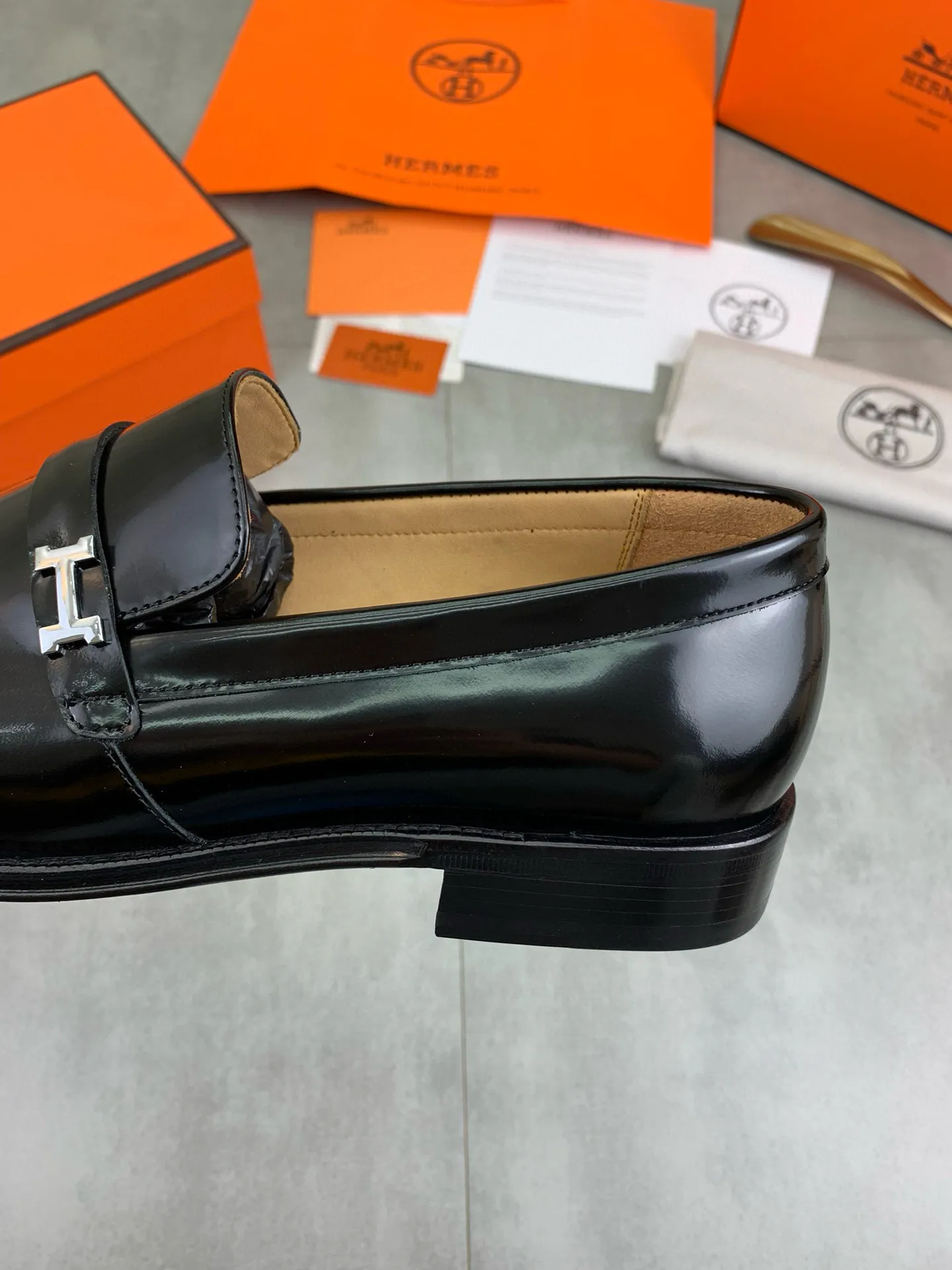 Factory price P960 💰Top version 💎💎💎 Original leather outsole Brand: Hermès (Hermès) Standard code: Men's size 39-44 (38, 45 can be customized) Grade: Same as the official website Original quality materials: Original soft calfskin Water-dyed cowhide lining Original Italian leather outsole Style categories: Men's fashion Formal casual leather shoes Slip-on men's shoes series Young fashion European and American trends, British style, colors: multiple options, counter packaging